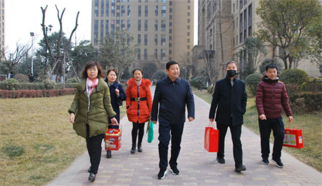公司黨政工領 導親切看望慰問老干部、老同志和困難勞模、困難員工